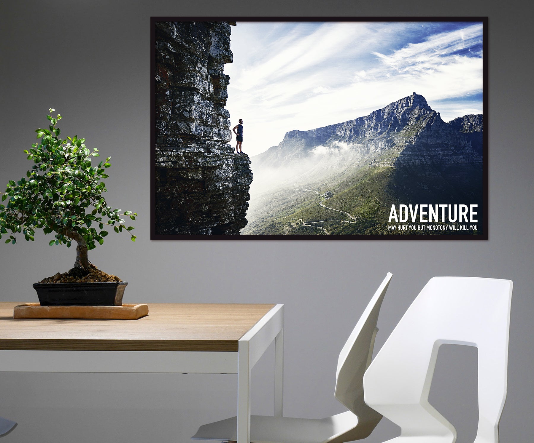 Fasziniertes Poster „Adventure May Hurt You But Monotony Will Kill You“ für inspirierende Wandgestaltung.