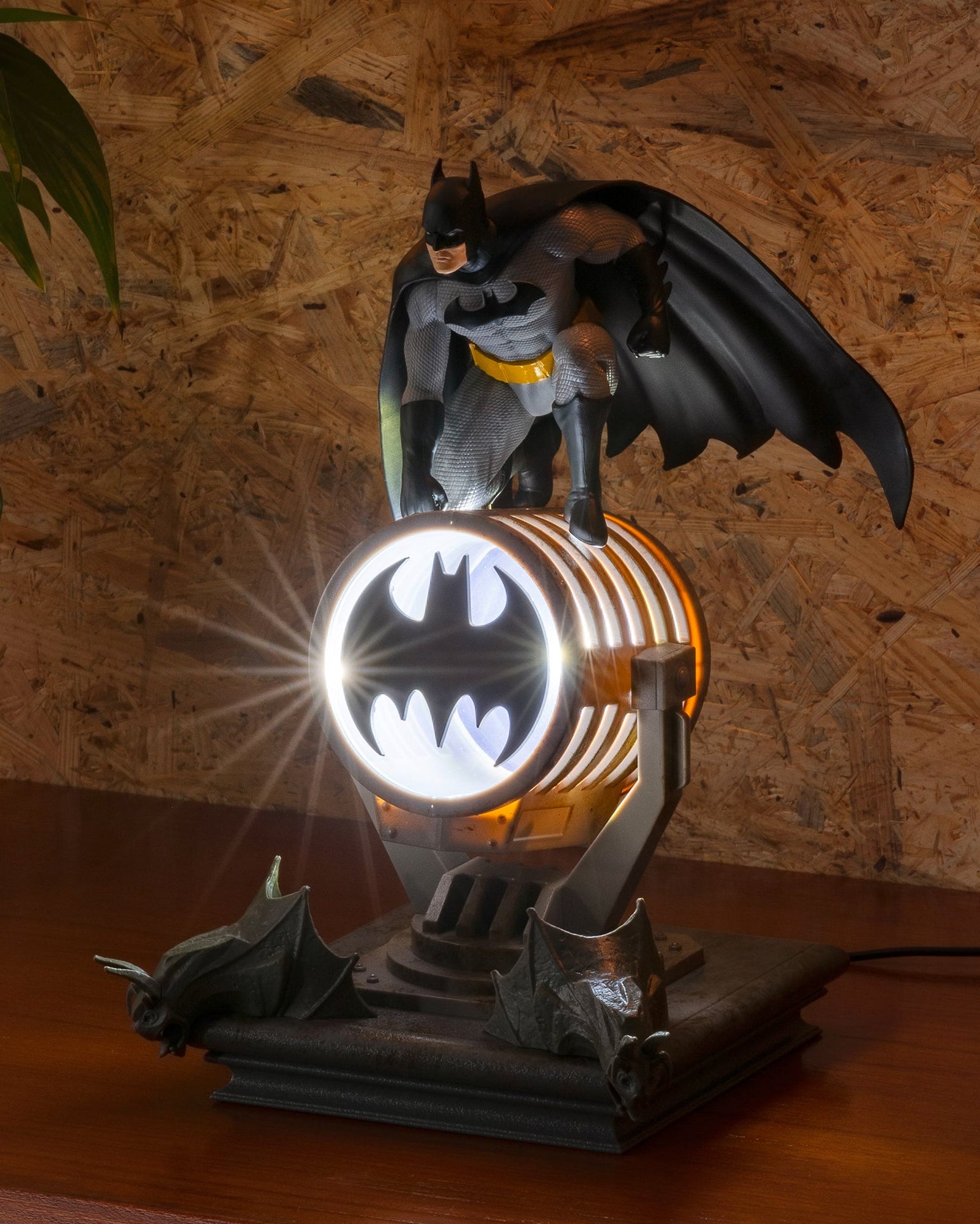 Batman LED lampe diorama avec figurine et Bat-Signal amovibles | Hauteur 27 cm